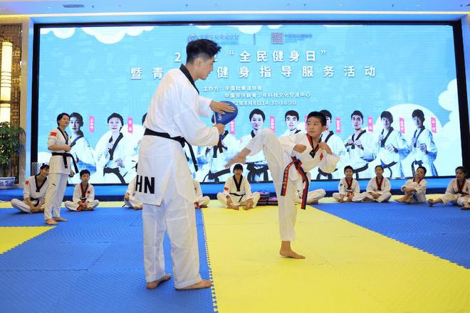 奧運(yùn)冠軍點(diǎn)亮青春夢想，科技服務(wù)賦能全民健身——2022年“全民健身日”青少年健身指導(dǎo)活動(dòng)側(cè)記